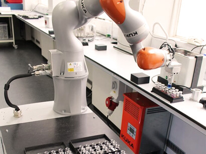 Este robot científico consigue pesar sólidos, dispensar líquidos, eliminar aire de un recipiente, ejecutar reacciones catalíticas, cuantificar los productos de reacción y mucho más