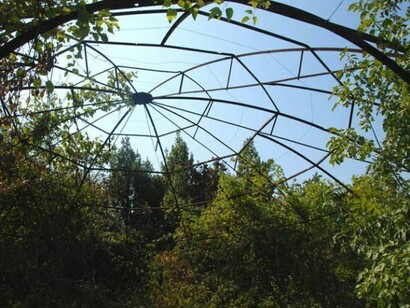 Il percorso pergolato con la pergola disegnata da Porcinai, posta al centro di una “piazza” all’interno del giardino paesaggistico.  

