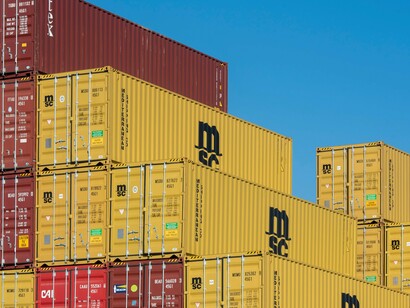 Empresas de alta performance adotam um modelo operacional do tipo hub-and-spoke, no qual estratégia, governança e capacidades núcleo são centralizadas, enquanto a execução, as parcerias e o relacionamento com o cliente são localizados