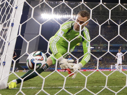 El guardameta ruso Akinfeev encaja un gol durante el Mundial de Brasil 2014