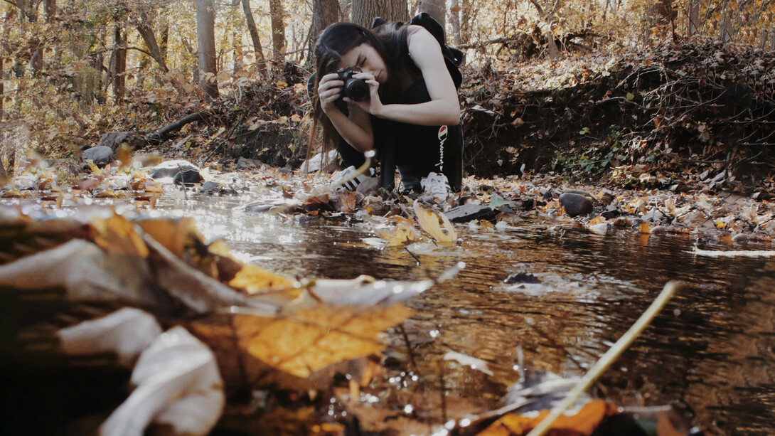Scatto, arte della fotografia. La fotografia, quando emoziona, quando racconta, quando celebra è arte. Non deve per forza essere famoso ma sì deve essere unico, immortale e irripetibile. Deve cristallizzare un attimo che non tornerà più, che è destinato a rimanere, come ricordo nella mente e come emozione nel cuore