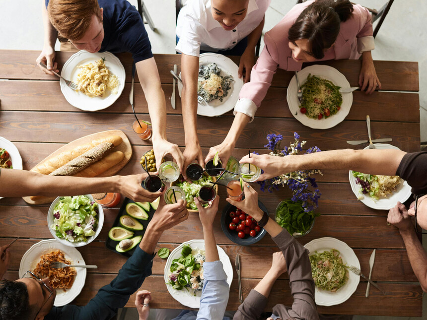 Commensality: why we love eating with others | Meer