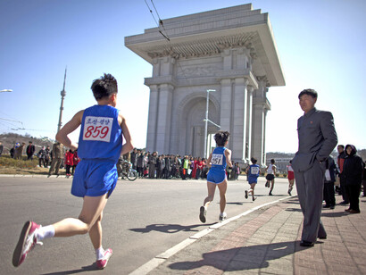 Pyongyang, Corea del Norte. Un corredor pasa por delante del Arco del Triunfo de la capital norcoreana