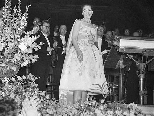 María Callas, recibiendo aplausos, en el edificio Real de Conciertos en Amsterdam, (Concergebounw te Amsterdam), Holanda