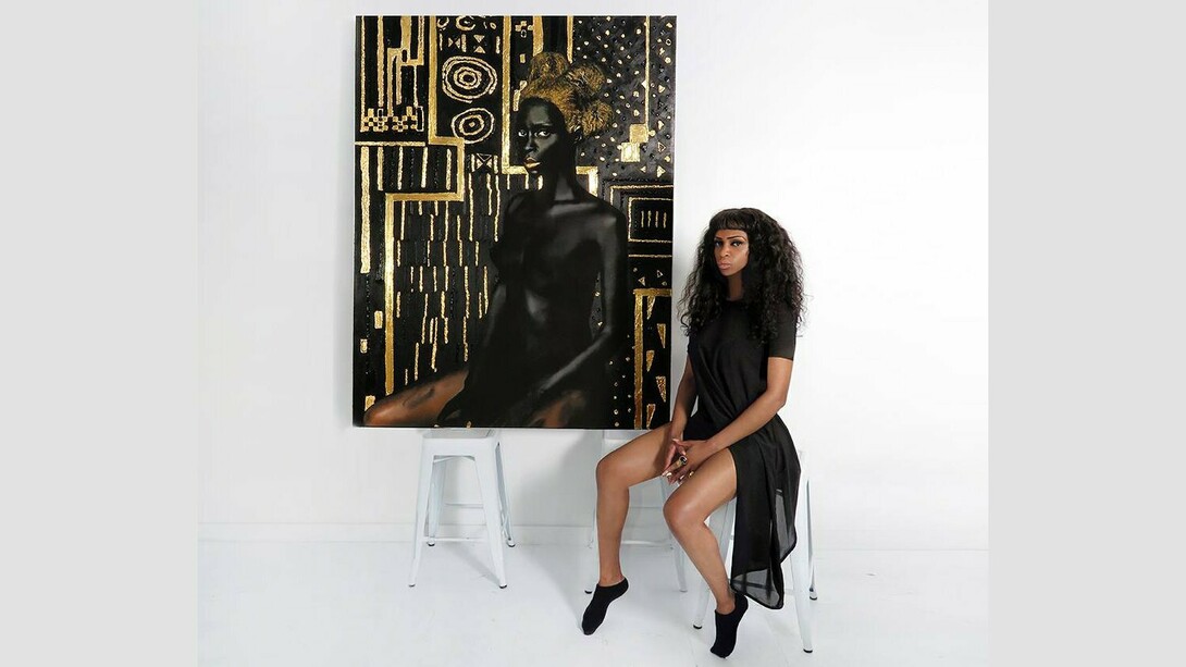 Lina Iris Viktor, artista e pittrice anglo-liberiana, in posa con una delle sue opere, "Materia Prima"