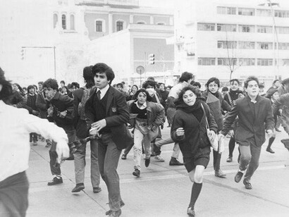 Jóvenes chilenos huyen de una manifestación durante la dictadura de Pinochet