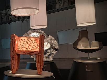 El stand de ADI muestra en el Supersalone de Milán más de 150 sillas que han sido premiadas por el Compasso d’Oro. Foto: Alex Doro