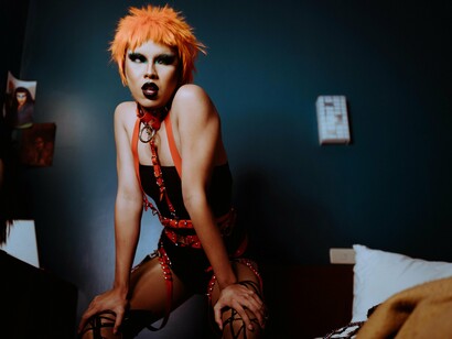 A editora da revista propôs uma pauta superinteressante, que foi buscar focos, e uma dessas matérias visitei a Vila Mimosa, antiga, que ficava há mais de 100 anos num terreno ao lado da agora cidade da prefeitura, que abriga várias secretarias, central dos Correios, e próxima ao prédio do Departamento de Trânsito do Estado do Rio de Janeiro, e a nova Vila Mimosa




