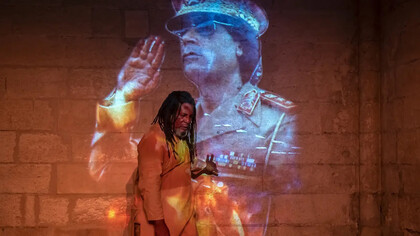 Puesta en escena de la obra de Véronique Kanor, «Moi, Kadhafi», en el Festival Internacional de Teatro de Aviñón, 2022