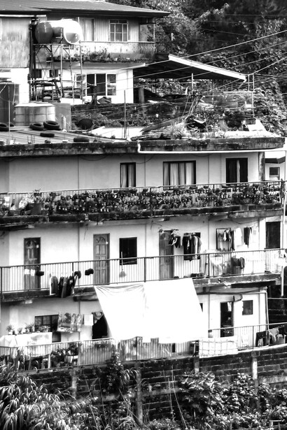 Eventos climáticos extremos impactam mais severamente comunidades vulneráveis que já enfrentam falta de infraestrutura básica e exposição a riscos ambientais