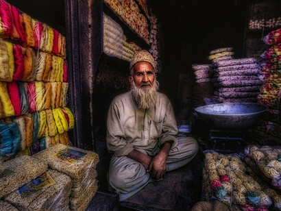 Pakistan – Venditore di generi vari nel bazar di Peshawar, foto Sergio Pessolano
