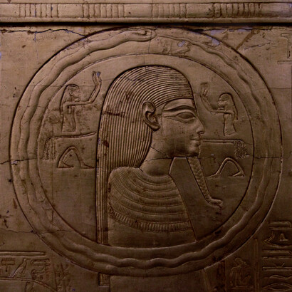 Primera representación conocida del  uroboros, en uno de los santuarios que encierra el sarcófago de Tutankamón