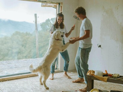 Outras vezes, ainda existem laços na cidade e afeto, mas a falta de oportunidades de trabalho faz com que a presença ali seja desconfortável. O desejo de permanecer coexiste e entra em choque com uma força invisível que parece empurrar você para além desses limites. O sentimento de pertencimento transforma-se em inquietação. Como se o futuro precisasse ser buscado em um novo lugar