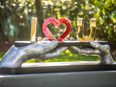 Lorenzo Quinn, All we need is love, exhibition view. Courtesy of Contini Art Gallery