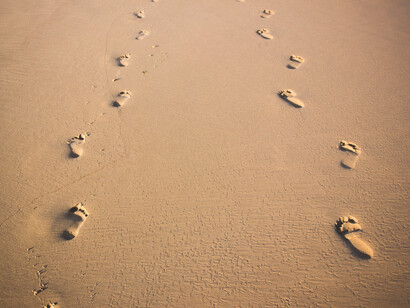 Dos caminos diferentes de huellas en la arena de la playa de Lauro de Freitas, Brasil