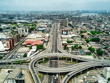 Le réseau routier à plusieurs niveaux d’Abidjan, illustrant la transformation rapide et le développement croissant des infrastructures des villes africaines