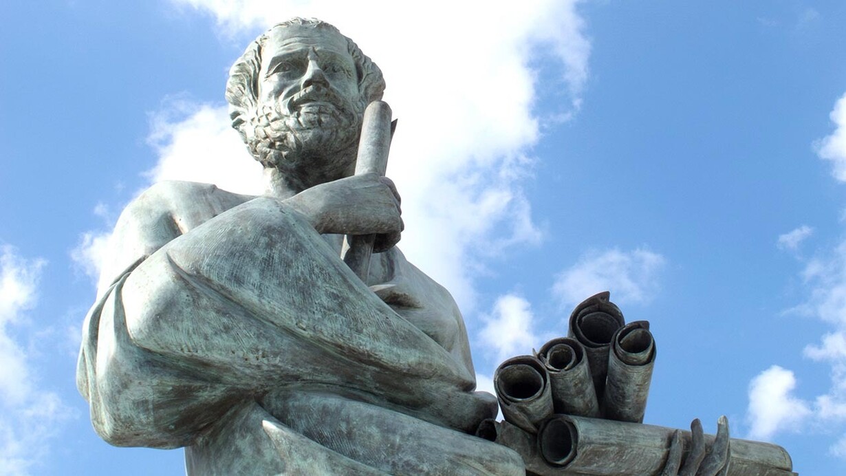 Estatua de Aristóteles, ubicada en la Universidad Aristóteles de Tesalónica, Grecia