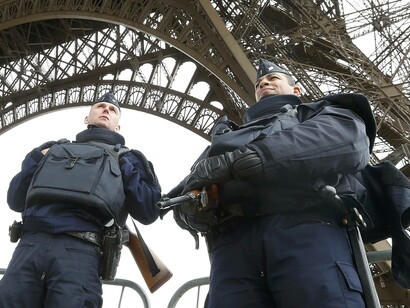 Policías en la torre Eiffel