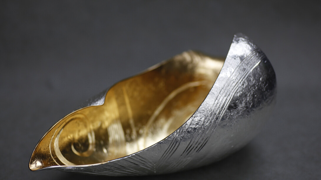 Malcolm Appleby’s versatility as a silversmith and metal engraver is matched by
imaginative use of line and form. Much of the inspiration for his engraving is
drawn from the landscape of the Scottish Highlands.
Silver From Scotland, 1997