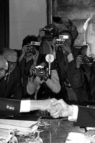 Il “compromesso storico” riassunto in una stretta di mano tra Enrico Berlinguer (PCI) e Aldo Moro (DC), Roma 1977
