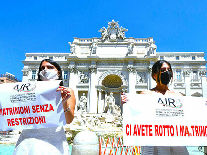 Singular protesta organizada por la
Asociación de Vendedores de Objetos para Matrimonio en la Fontana de Trevi