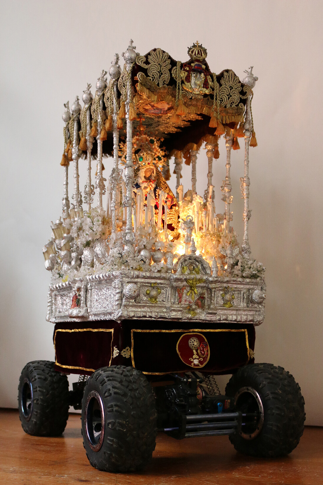 Pilar Albarracín, Highway to heaven (Autopista hacia el cielo), 2015, Interactive installation – Mixed media, 2 elements : 26 3/8 x 15 x 26 3/8 in. (each), Courtesy Galerie GP & N Vallois, Paris