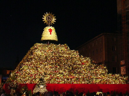 Manto de flores ofrendadas a la Virgen del Pilar en Zaragoza
