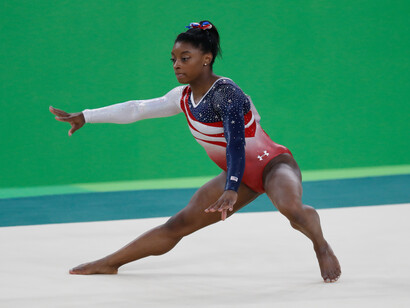 Simone Biles, ginasta dos Estados Unidos, durante final em que levou medalha de ouro na disputa por equipes feminina nos Jogos Olímpicos Rio 2016, Rio de Janeiro, Brasil. Foto de Fernando Frazão/Agência Brasil