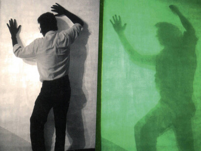 Alberto Biasi. Eco, 1974, tela dipinta fosforescente e irradiata da luce wood. Collezione Museion Bolzano