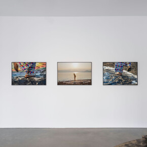 Manuel Chavajay, Xojowi ja qa tee ruachulew, vista de exhibición. Cortesía del Institute of Contemporary Art