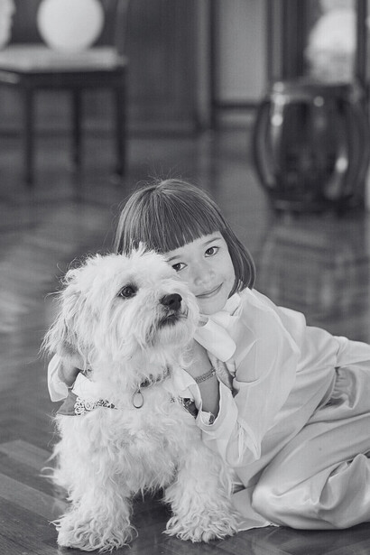 Entre leurs étreintes, il n’y a ni jugement ni débat : seulement l’amour simple et inconditionnel que l’on porte à ceux qui partagent notre maison