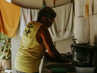 E quando o agente do Judiciário se torna o algoz, a confiança na lei se desfaz. A ONU foi comunicada. O Estado foi comunicado. A Justiça foi comunicada. Mas Sônia continua trabalhando. Agora, com documentos, com salário, com direitos. Mas ainda sob o mesmo teto. A mesma casa. A mesma história