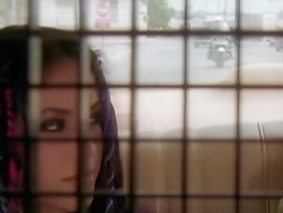 Shakira, "Ciega, sordomuda", 1998. Shakira se autodenomina «una cosa» dedicada únicamente a amar al señor, como si fuera una piedra con dependencia emocional