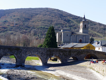 Puente de los peregrinos sobre el Meruelo en Molinaseca, Bartolomé de Vierna, León, España