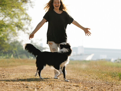 Una ragazza e il suo cane giocano insieme