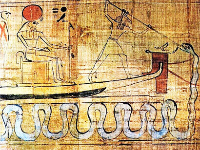 Reina el silencio tras cada puerta. Detrás de los muros de barro primigenio y agua pura del pozo se respira un aire reposado, una historia que perdura como huella imborrable. Seth —Señor del caos, dios de la sequía y del desierto— defendiendo la barca solar de Apofis