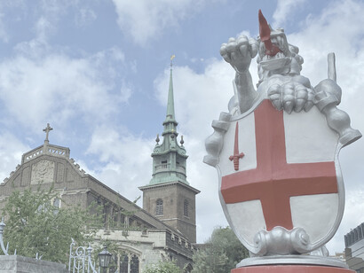 Dragón que delimita el perímetro de la «City» de Londres con la iglesia de All Hallows-by-the-Tower al fondo