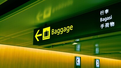 Letreiro de aeroporto escrito e traduzido em diferentes idiomas