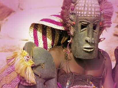 Máscaras tradicionais Dogon em Tirelli, Dogon Country, Mali. Eu mesma vivi experiências incríveis ao longo da minha jornada, como implementar um jornal mural em uma escola no Zimbábue, comandada por freiras; morar um mês na Namíbia, perto do deserto, e fazer passeios nas dunas, pescar tubarões e acampar, enquanto desenvolvia um site para uma empresa de aluguel de carros familiar. Também vivenciei um ritual tradicional da tribo Hamar, na Etiópia, enquanto ajudava um guia local a melhorar a presença dele nas redes sociais