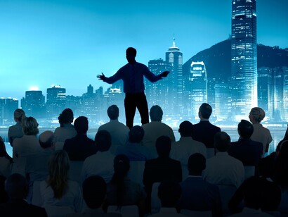 Un líder motivando a un grupo
