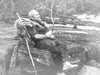 Alejandro Laime  con su mochila en breve descanso frente al río