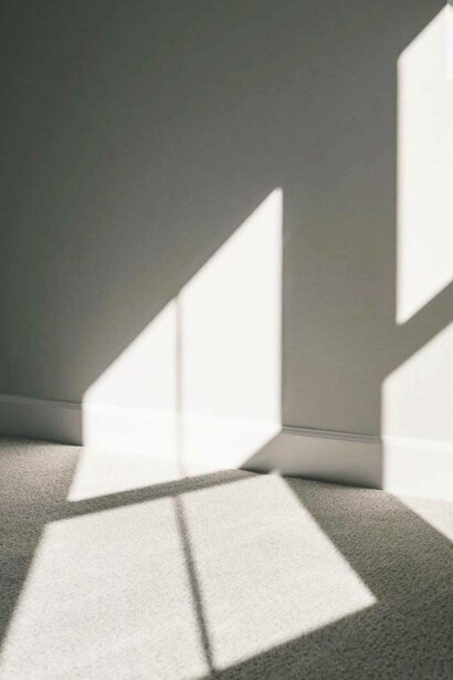 Il riflesso del sole su una parete bianca