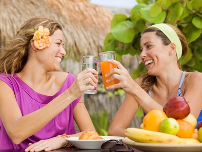 Dos adolescentes bebiendo zumos de frutas