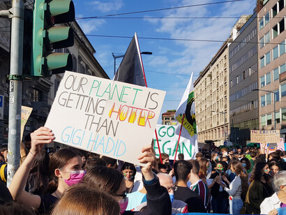 Estudiantes marchando en Milán para la manifestación previa a la COP26 por el Futuro. El cartel central dice: "El planeta se está calentando más que Gigi Hadid". En "Viernes por el Futuro" en Milán, Italia, el 24 de mayo de 2019