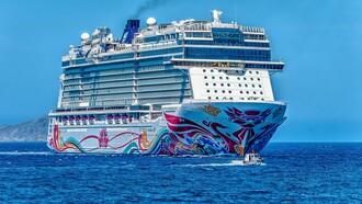 Cruzeiro em alto mar decorado com cores de carnaval para a temporada de shows e blocos no Brasil
