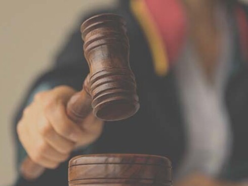 Il secondo comma dell’art. 101 recita: “I giudici sono soggetti soltanto alla legge” 