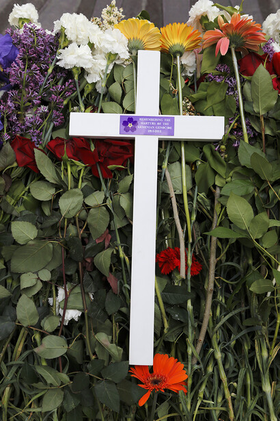 Croce tra i fiori del memoriale del Genocidio
