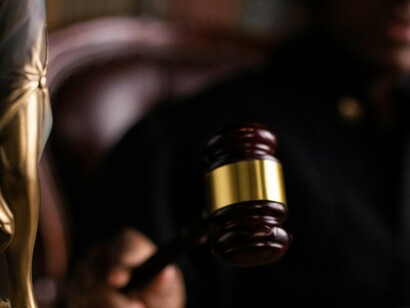 Juíza exercendo sua função. O aumento do acesso à informação faz com que mais brasileiros estejam cientes de seus direitos. Esse fenômeno é intensificado pelo papel da mídia, que frequentemente destaca casos de sucesso em demandas judiciais relacionadas à saúde