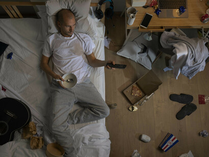 Entre facturas, ropa acumulada y comidas improvisadas, muchos adultos sobreviven más de lo que realmente se organizan
