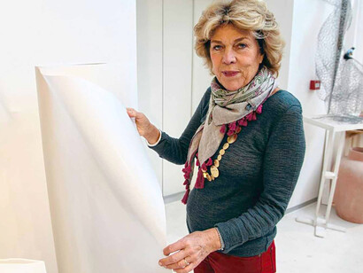 Isabelle de Borchgrave. Elle travaille avec le papier en tant que muse